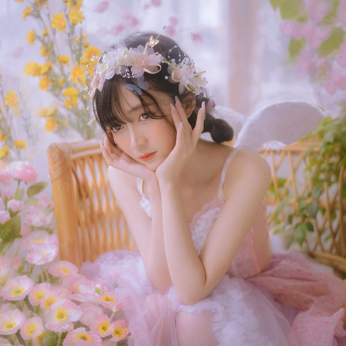 Mới đây, Ghiền Thảo Nguyên, nữ streamer sinh năm 1997 vốn được biết đến với ngoại hình nhỏ nhắn, xinh đẹp thu hút người xem bởi phong cách đáng yêu cũng muốn "thăng hạng" bản thân.
