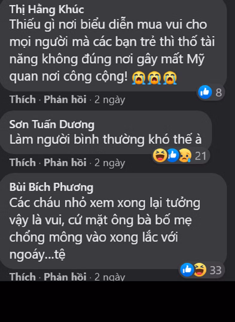 Ngay sau đó, đoạn clip đã nhận về vô số gạch đá của cộng đồng mạng. Trong đó, không ít người cho rằng hành vi phản cảm vì không phù hợp ở nơi công cộng.