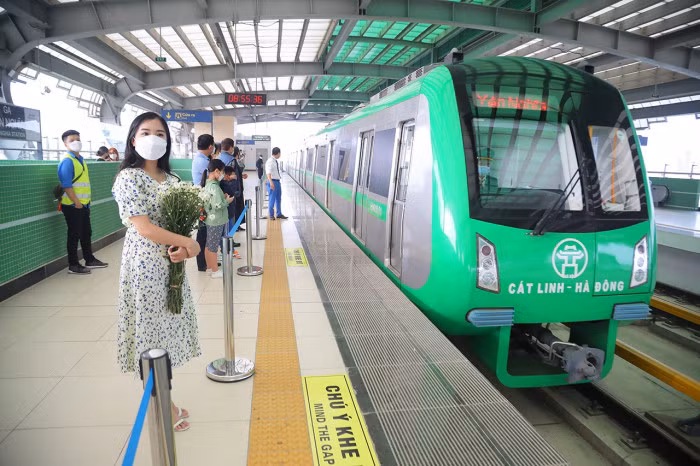 Trong năm 2021, tàu điện Cát Linh - Hà Đông đã chính thức đi vào hoạt động, nhiều bạn trẻ đã đăng tải trải nghiệm của mình lên MXH.