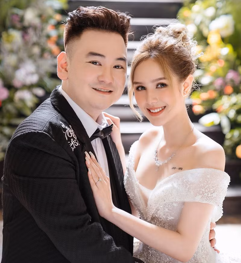 Xoài Non lấy chồng năm 18 tuổi. Sau 1 năm quen nhau, Xemesis và hot girl 2k2 chính thức về chung một nhà vào năm 2020. Đám cưới xa hoa của cặp đôi khiến không ít người ngưỡng mộ.