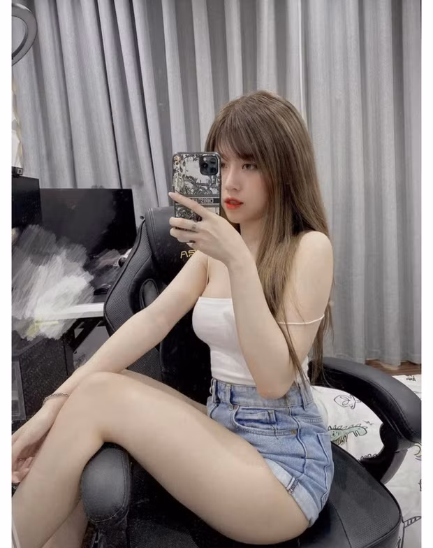 Hiện không chỉ sở hữu vẻ ngoài xinh đẹp, Thuỷ Tiên còn thu hút fan bởi thân hình cực phẩm “chuẩn từng centimet”.