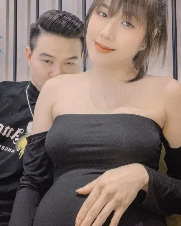 Lý do gái xinh Trân Mèo không thể ngồi khoanh chân như cũ được là vì bản thân đã mang bầu khá lớn.