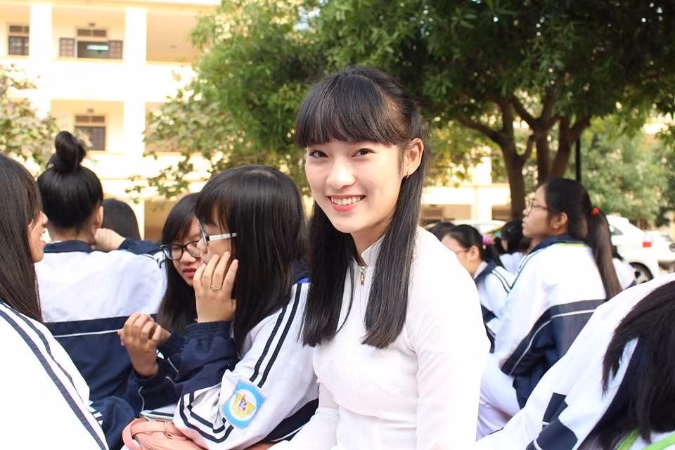 Riêng với Đại học FPT, Khánh Vý nhận được học bổng toàn phần trị giá 170 triệu đồng. Tuy nhiên, cô lại chọn ngành Quan hệ Quốc tế của Học viện Ngoại giao làm môi trường cho phát triển tri thức.