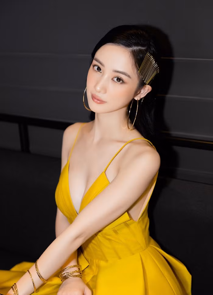 Bố mẹ Jun Vũ không có ấn tượng tốt về giới showbiz, gia đình cũng không có ai theo nghệ thuật nên lúc đó cô nàng như đi làm “chui”, sau giờ học xin bố mẹ sang nhà bạn chơi nhưng thực chất đi thử vai để nhận quảng cáo.