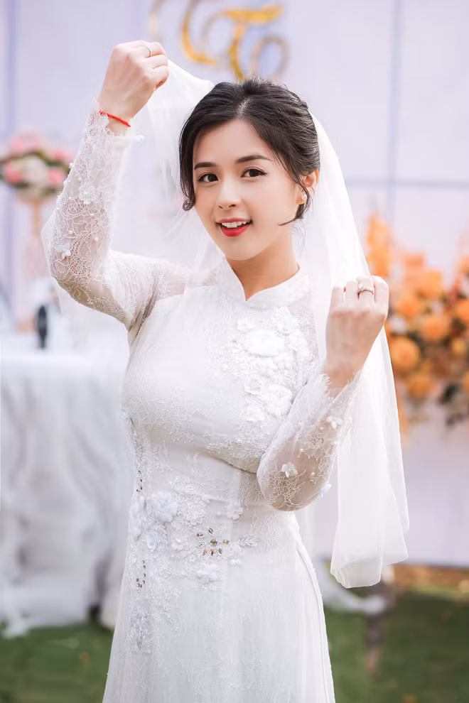Mặc dù lấy chồng khá sớm, lại đúng thời điểm tên tuổi của cô nàng đang được nhiều người biết đến, song Thảo Nari không bỏ cuộc chơi khi hotgirl vẫn hoạt động tích cực trên nền tảng stream.