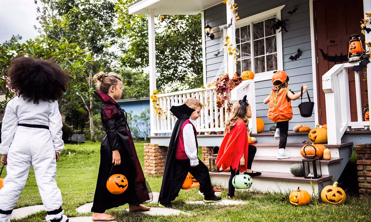 Vào tối Halloween ngày 31/10/1974, cậu bé Timothy O’Bryan (8 tuổi) cùng em gái Elizabeth (5 tuổi) ở Deer Park, bang Texas cũng háo hức hóa trang thành ma quỷ và đi xin kẹo cùng lũ trẻ hàng xóm như mọi năm.