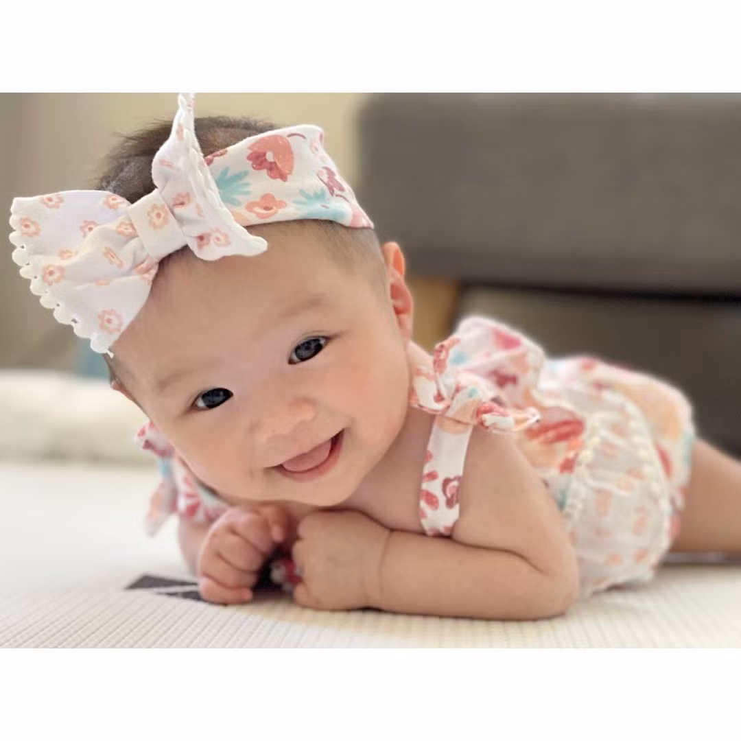 Nữ diễn viên cũng rất chăm chút cho con gái. Cô thường cho bé Bay diện những trang phục điệu đà, kết hợp với những phụ kiện đầy nữ tính.