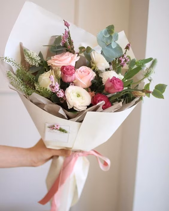 Khi mà các chị em hiện đang rần rần khoe quà tặng khắp cõi mạng thì một người đang "feel in love" như Linh Ngọc Đàm dĩ nhiên cũng chẳng ngoại lệ. 