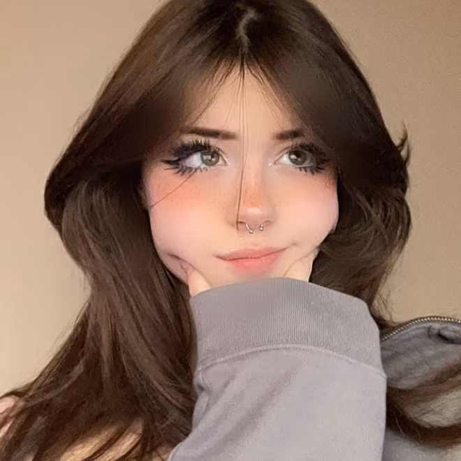 Đặc trưng của kiểu trang điểm E-Girl chính là đôi mắt to trò với đường eyeliner dày, đôi mi công vút và kẻ mi giả ở mắt dưới, má hồng giống như say rươu và đan xen một số chi tiết phá cách như nốt ruồi, trái tim dưới mắt, tàn ngang giả...