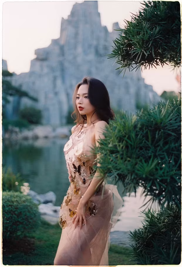 Vậy nên, tại thời điểm đó cô nàng vượt qua dư luận nhờ sự động viên của bố mẹ. Nữ streamer chia sẻ "Em cảm thấy may mắn vô cùng khi được làm con của bố mẹ em!".