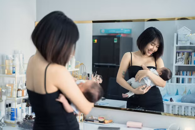 Được biết, "con nuôi" Linh Ngọc Đàm có tên Neko và vừa tròn 1 tuổi. Cậu nhóc kháu khỉnh có cả 2 người mẹ đều là streamer tên tuổi quả đúng là chẳng phải dạng vừa.