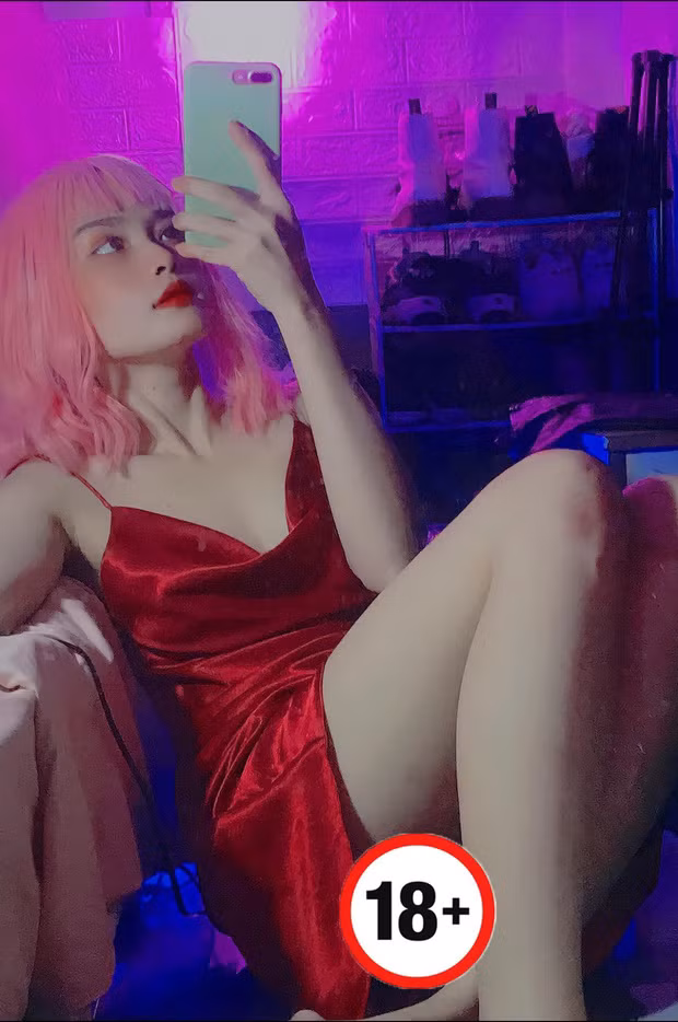 Chưa hết, đây không phải lần đầu streamer Huyền Anh đăng tải những bức hình nhạy cảm của bản thân lên group khoe thân lớn nhất Việt Nam này.