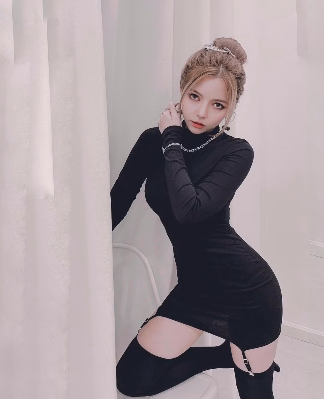 Ohsusu từ khi "đường chia đôi ngả" với Misthy đã thay đổi phong cách khá nhiều. Gái xinh làng streamer trở nên táo bạo, quyến rũ hơn.