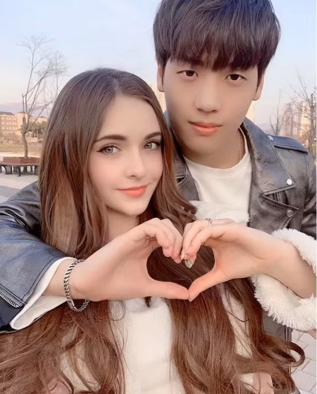 Cụ thể, mọi thứ bắt đầu với câu chuyện tình yêu của Jay và Sasha - người cũng là một nữ YouTuber nhưng tới từ Belarus. Họ quen nhau qua ứng dụng trò chuyện của mạng xã hội.