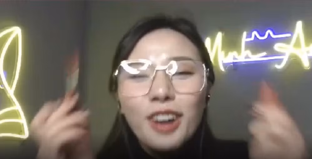 Nhưng ngay sau đó, chính nữ MC và người xem phải "ngã ngửa" khi đôi trẻ đã trở thành người yêu, họ đã quen nhau trên livestream của Minh Anh.