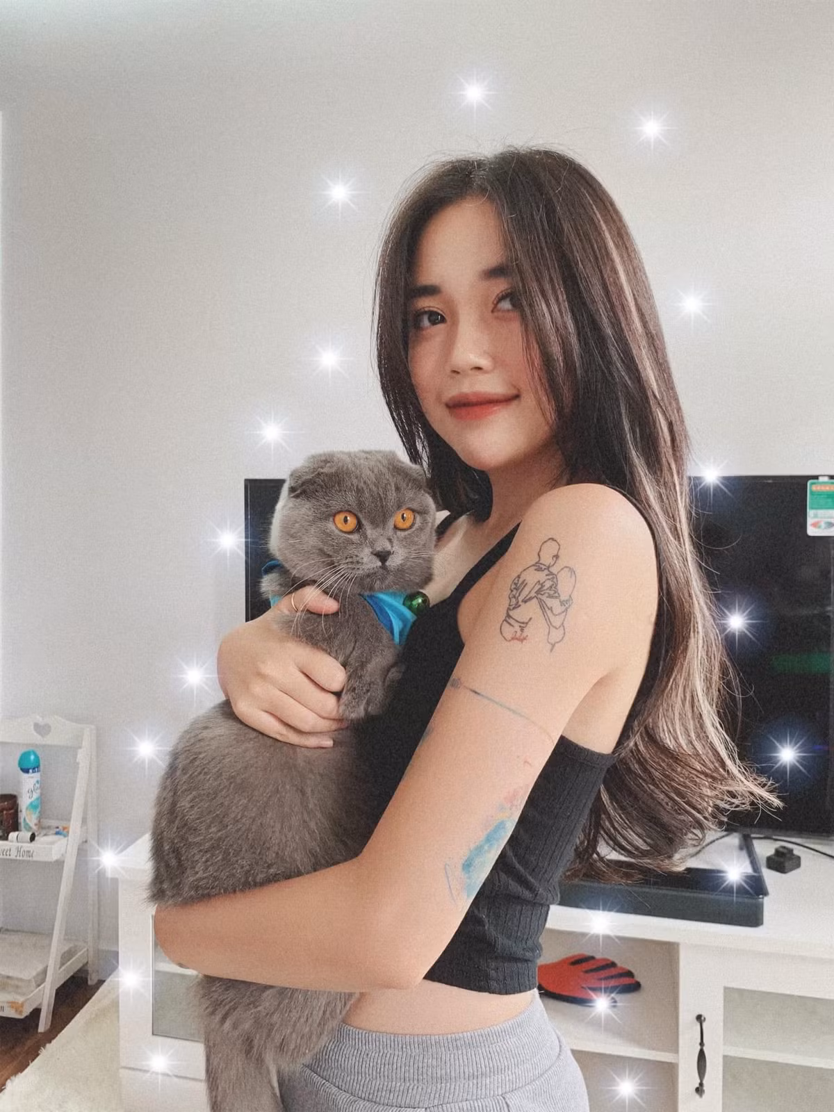 Linh Ngọc Đàm không chỉ chơi game giỏi mà còn sở hữu vẻ ngoài xinh đẹp nổi bật. Nhờ vậy, cô nàng từng đạt danh hiệu Miss Đột Kích năm 2017.