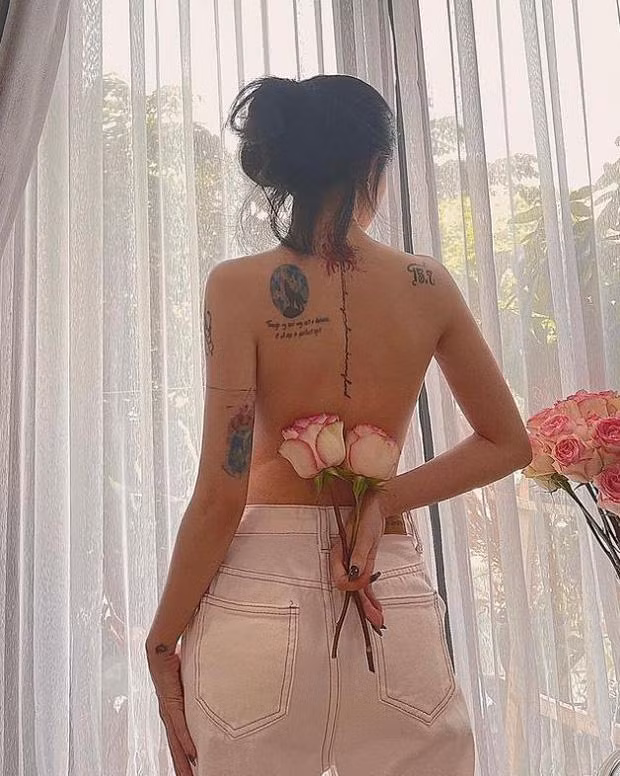 Nói về những hình xăm của mình, Linh Ngọc Đàm chia sẻ: "Trên đời này chỉ sợ nhất là nhiều bạn mà vẫn cô độc. Chứ có 1 bạn mà dám điên cuồng sống với nhau thì 1 thôi cũng được luôn. Tuổi trẻ nuối tiếc nhất là không có bạn để điên cùng nhau",