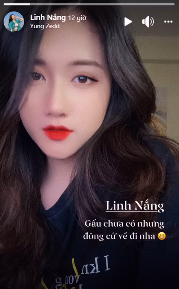 Trên trang cá nhân của mình, nữ MC Esports Linh Nắng đăng tải trạng thái "tìm gấu" gây xôn xao cộng đồng mạng. Có vẻ như từ trước đến nay, chỉ cần được cống hiến cho công việc đã là điều tuyệt vời nhất với nàng cô nàng này.