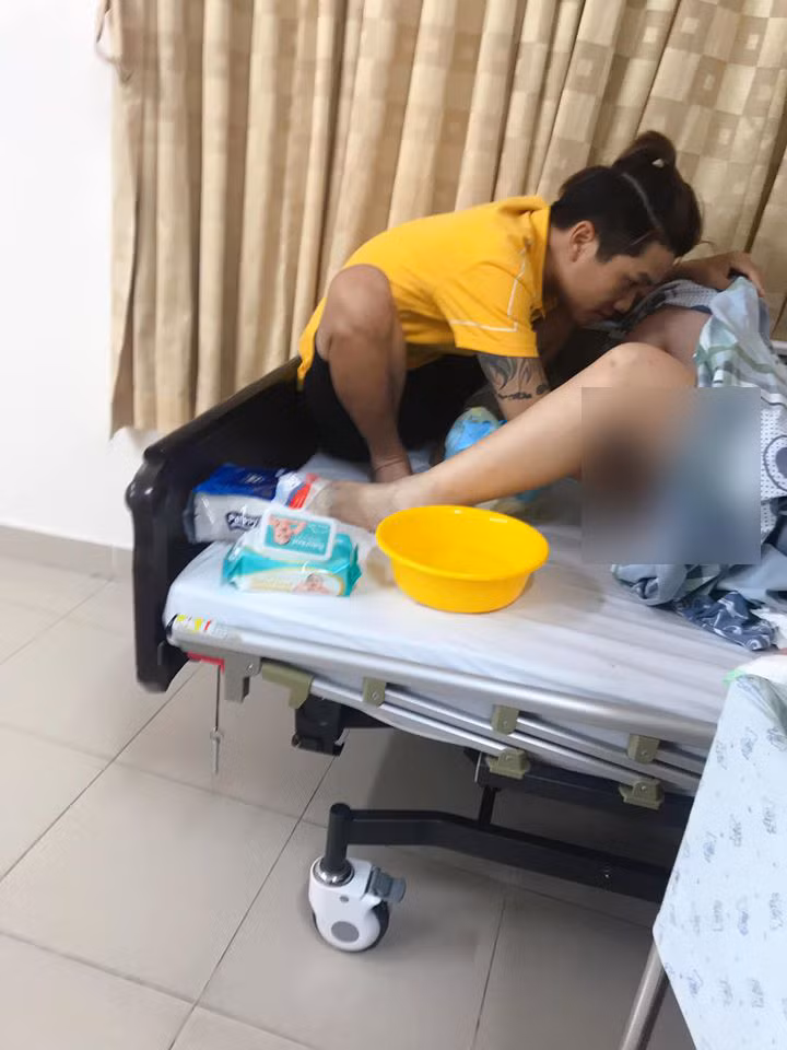 Theo đó bà xã của anh sinh con lần thứ 2. Thế là anh K. Phát đã đưa cả con trai đầu gần 2 tuổi vào bệnh viện, rồi chăm chút cho cả nhà một cách chuyên nghiệp khiến y tá bệnh viện cũng phải thốt lên: "Đàn ông mà sao làm việc này được, chưa thấy ông nào chịu làm hết việc như vậy".
