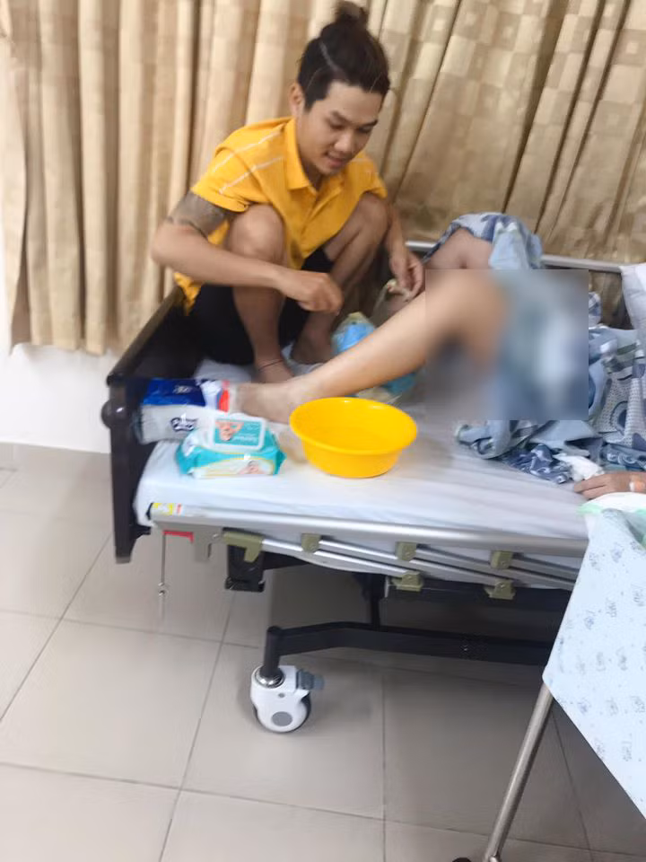 Trước đó, mạng xã hội đua nhau chia sẻ hình ảnh một anh chồng có tên là K. Phát, tuy còn rất trẻ nhưng lại khéo chăm sóc vợ con.