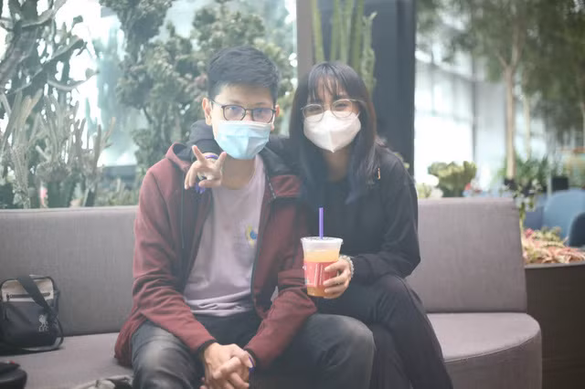 Dù đã ở Sing nhưng cặp đôi vẫn không quên phát “cẩu lương” cho khán giả ở quê nhà.