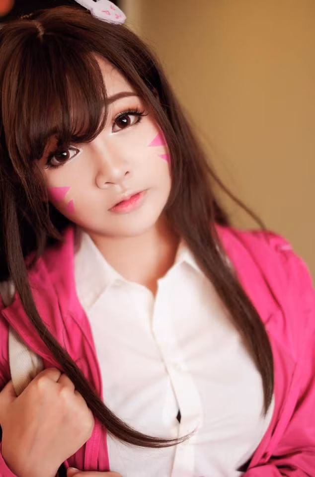 Mimi Chan, hay còn được biết tới với cái tên Phạm Minh Châu, một cô nàng cosplayer, game thủ đầy xinh đẹp từng khá nổi tiếng trong cộng đồng LMHT cũng như Overwatch.