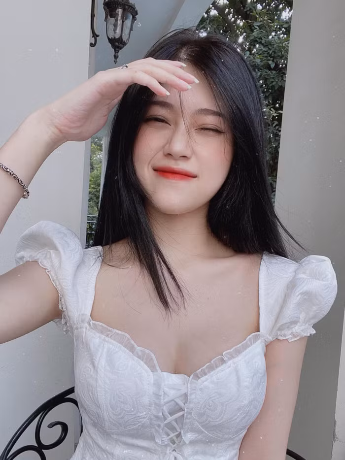 Thủy Tiên được biết đến khi trở thành game thủ Liên Minh Huyền Thoại kỳ cựu với 4 năm chinh chiến. Cô nàng này cũng từng hé lộ độ "nghiền" game ngay từ khi còn nhỏ.