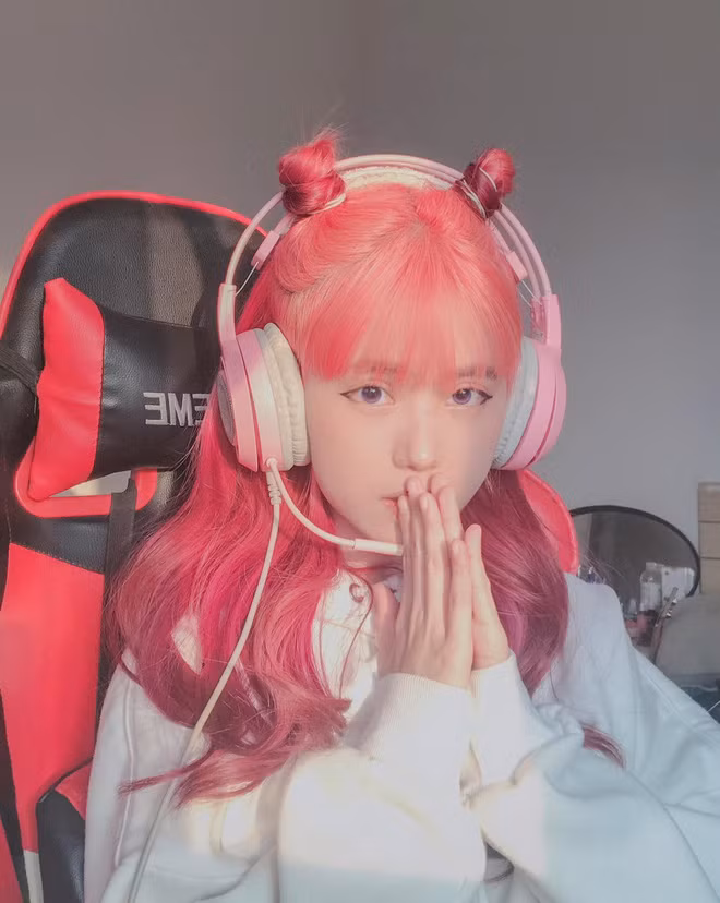 Không chỉ biết đến là một cosplayer, YuGi còn là một streamer và thường xuyên lên sóng để tâm sự với các fan của mình.