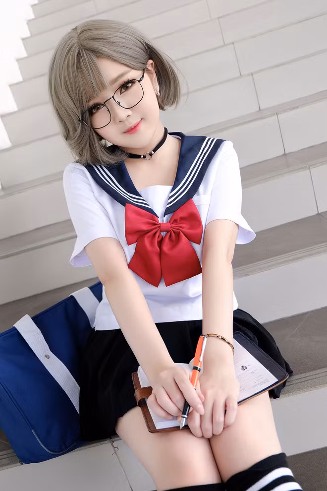 Trang "Bít Tết" là nữ coser kiêm game thủ khá nổi tiếng trong cộng đồng game Việt. Cô có tên thật là Đỗ Huyền Trang, sinh năm 1996.