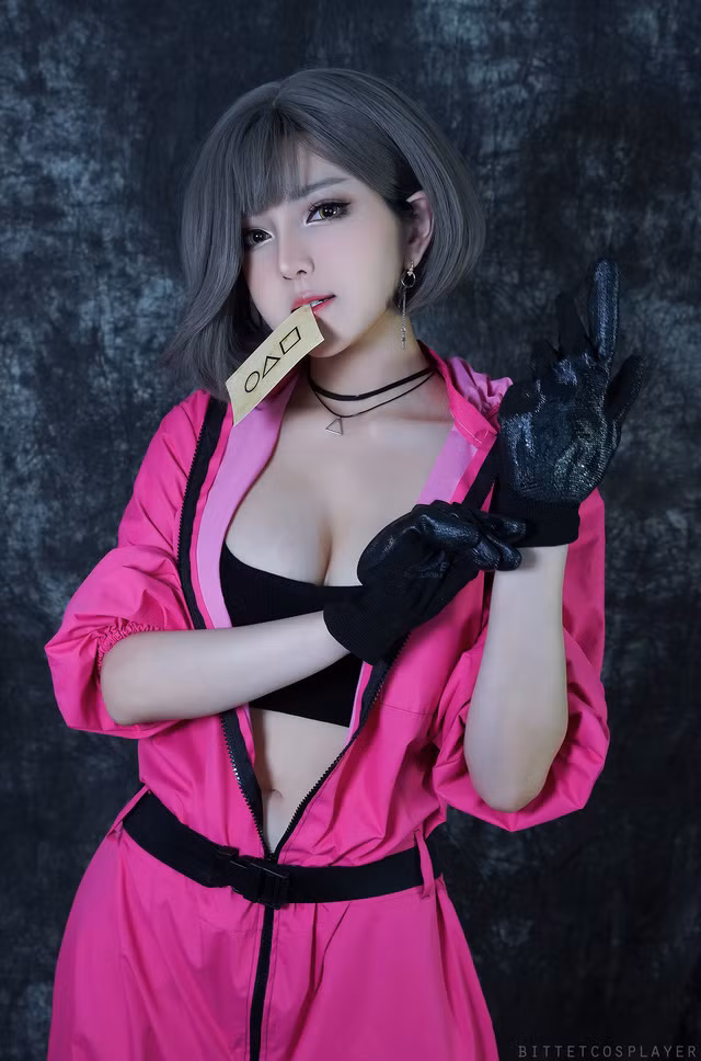 Không chỉ game, nhiều coser cũng chọn cách biến thân thành nhân vật trong Squid Game. Trong đó, cô nàng có tên Trang “Bít Tết” đã có màn cosplay gây sốt.