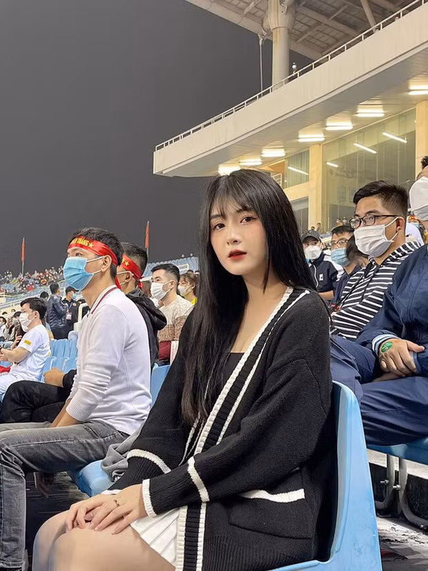 Bắt đầu từ những clip TikTok Quỳnh Alee có nội dung phản cảm tới câu chuyện xuất hiện trên sân vận động Mỹ Đình nhưng không đeo khẩu trang.