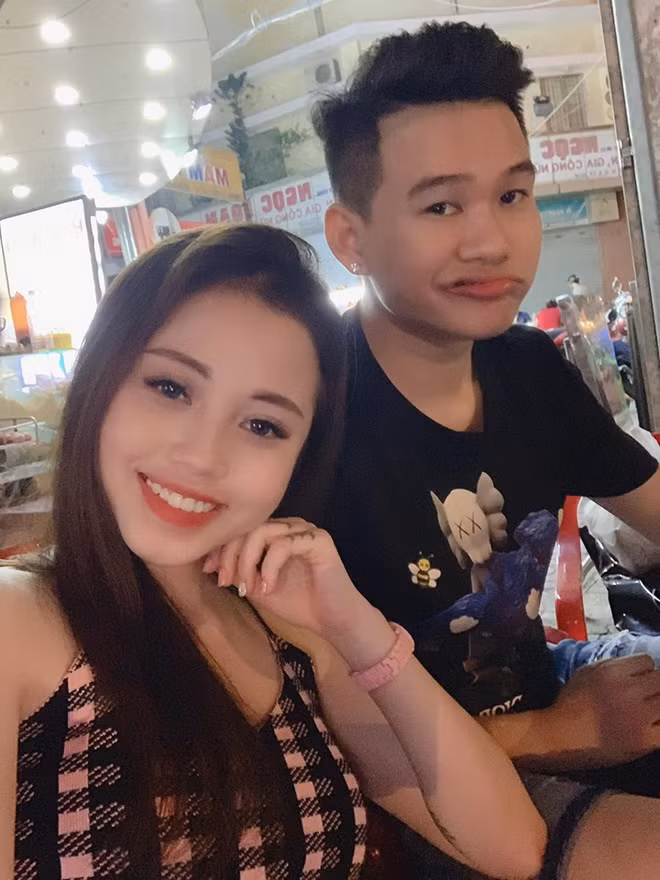 Rambo và Lai Lai thường xuyên đăng tải những bức ảnh tình tứ lên các trang mạng xã hội. Tuy nhiên, sự trưởng thành và chín chắn của nam streamer trong mối quan hệ này mới là điều khiến mọi người nể phục.
