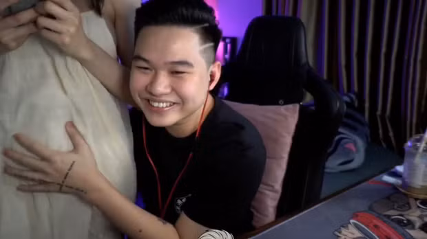 Nam streamer còn tiết lộ rằng, cả hai đang có dự tính sẽ tổ chức đám cưới vào lúc con trai tròn 1 tuổi vì hiện tại tình hình dịch bệnh khá phức tạp nên anh chàng không thể mời cả hai họ chung vui được.
