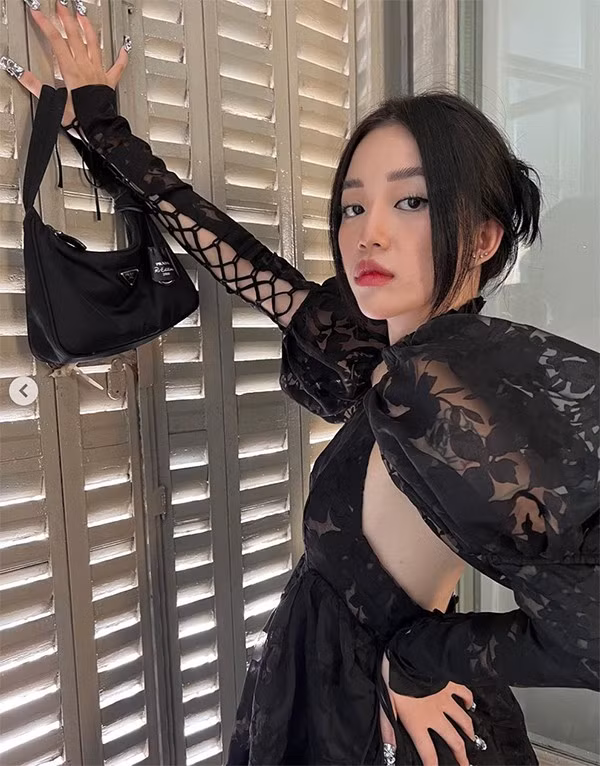Trong bộ ảnh lần này, Linh Ngọc Đàm giống như một bông hồng đen, vừa ngọt ngào, xinh đẹp, vừa quyến rũ khó tả.