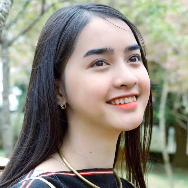 Yona Cươn được cộng đồng TikTok yêu mến nhờ nụ cười rạng rỡ, gương mặt ngây thơ và năng lượng tích cực luôn tràn ngập.