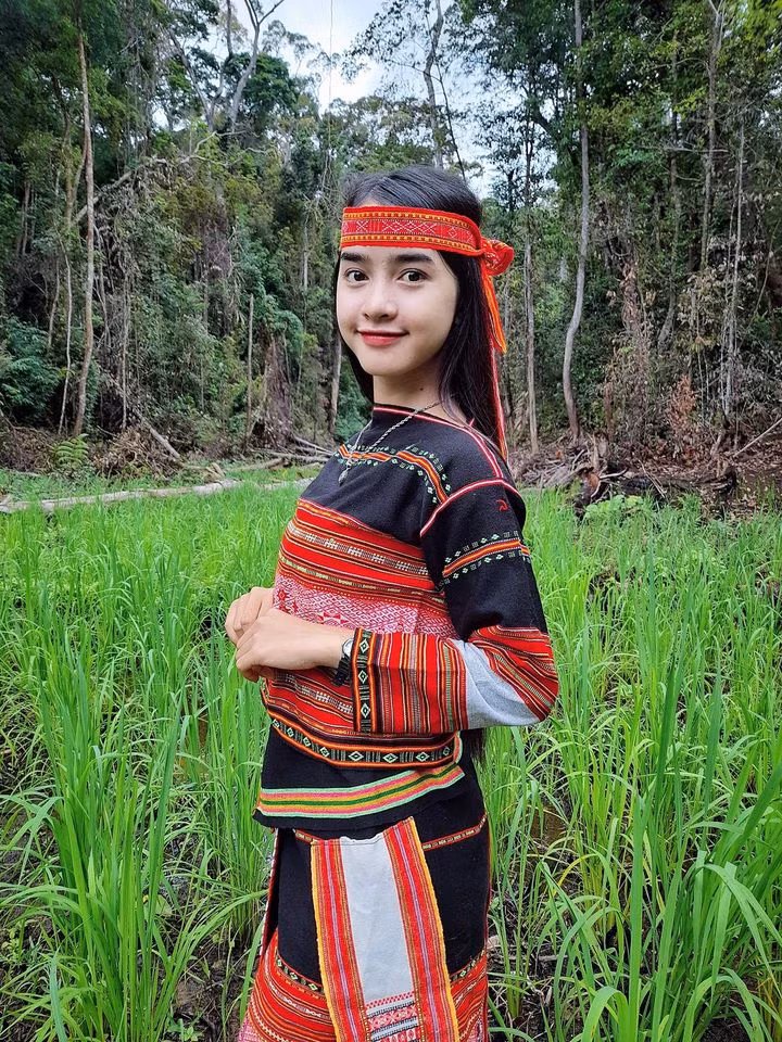 Yona Cươn là hot girl dân tộc nổi lên nhờ những video ghi lại khoảnh khắc giản dị, ấm áp bên gia đình trên kênh TikTok cá nhân.