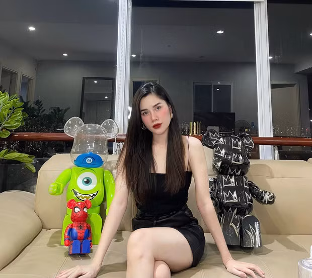 Mới đây, netizen được phen choáng váng khiên trên mạng xuất hiện gái xinh sở hữu bộ sưu tầm Bearbrick quá khủng. Cô gái này tên Đoan Khang (SN: 1994) và là chủ nhân của 150 con mô hình đắt tiền đủ kích cỡ.