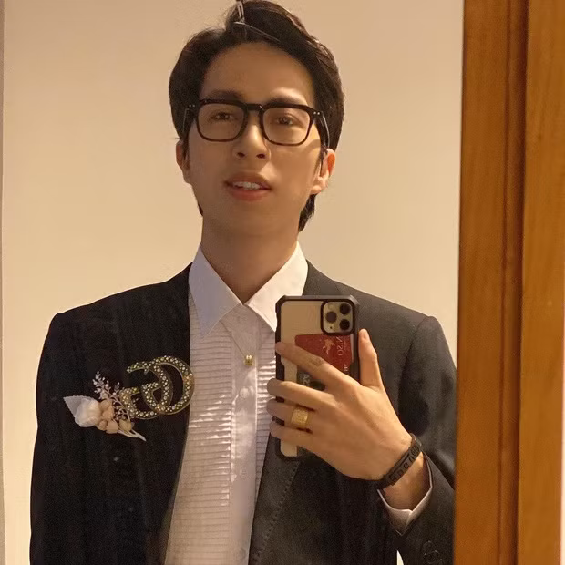 Chỉ cần lướt các trang mạng xã hội của nam streamer sinh năm 1990 này, netizen có thể dễ dàng nhận thấy hàng loạt bức ảnh selfie có chung một công thức 