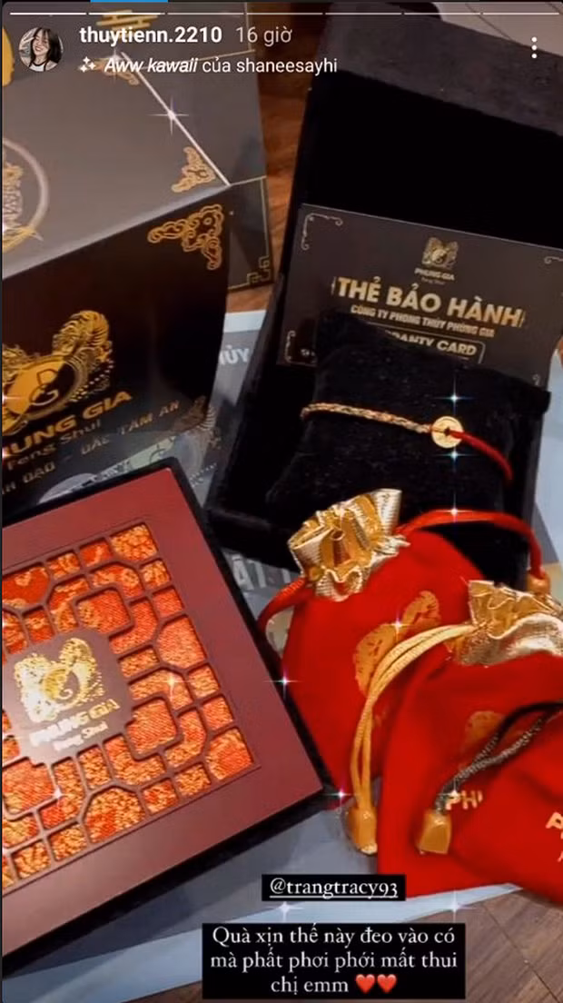 Chưa hết, Thủy Tiên sau đó cũng đã diện những món quà hàng hiệu để khoe với các fan.