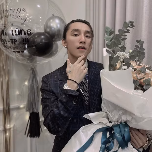 Tối ngày 7/10, Sơn Tùng M-TP khiến người hâm mộ rần rần khi xuất hiện trên mạng xã hội với nét điển trai, diện vest thanh lịch.