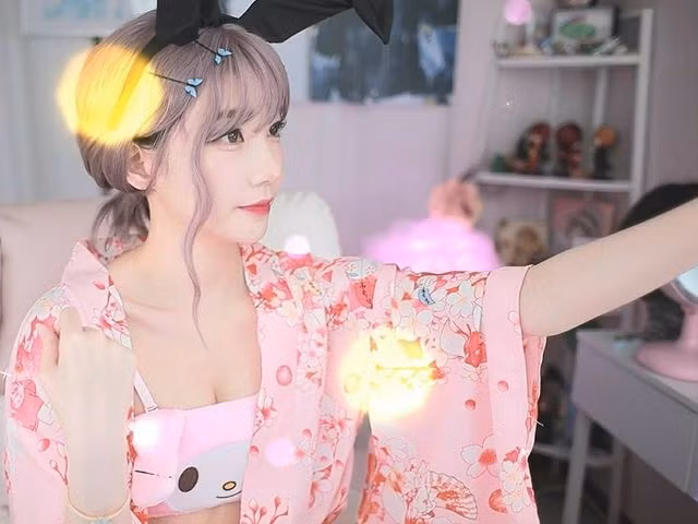 Điển hình như mới đây, nữ streamer có tên Magenta bất ngờ khoe với fan chiếc quạt không cánh của hãng Dyson mà mình vừa nhận được như một món quà từ phía người hâm mộ.