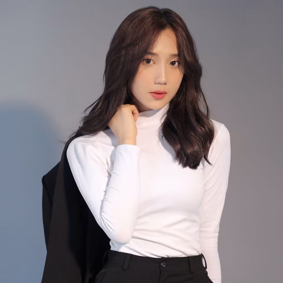 Streamer Mina Young chính thức gây được sự chú ý khi gia nhập vào SBTC. Không chỉ có vẻ ngoài cao ráo và xinh đẹp, cô nàng còn khiến nhiều chàng trai mê mẩn vì sở hữu giọng hát ngọt ngào.