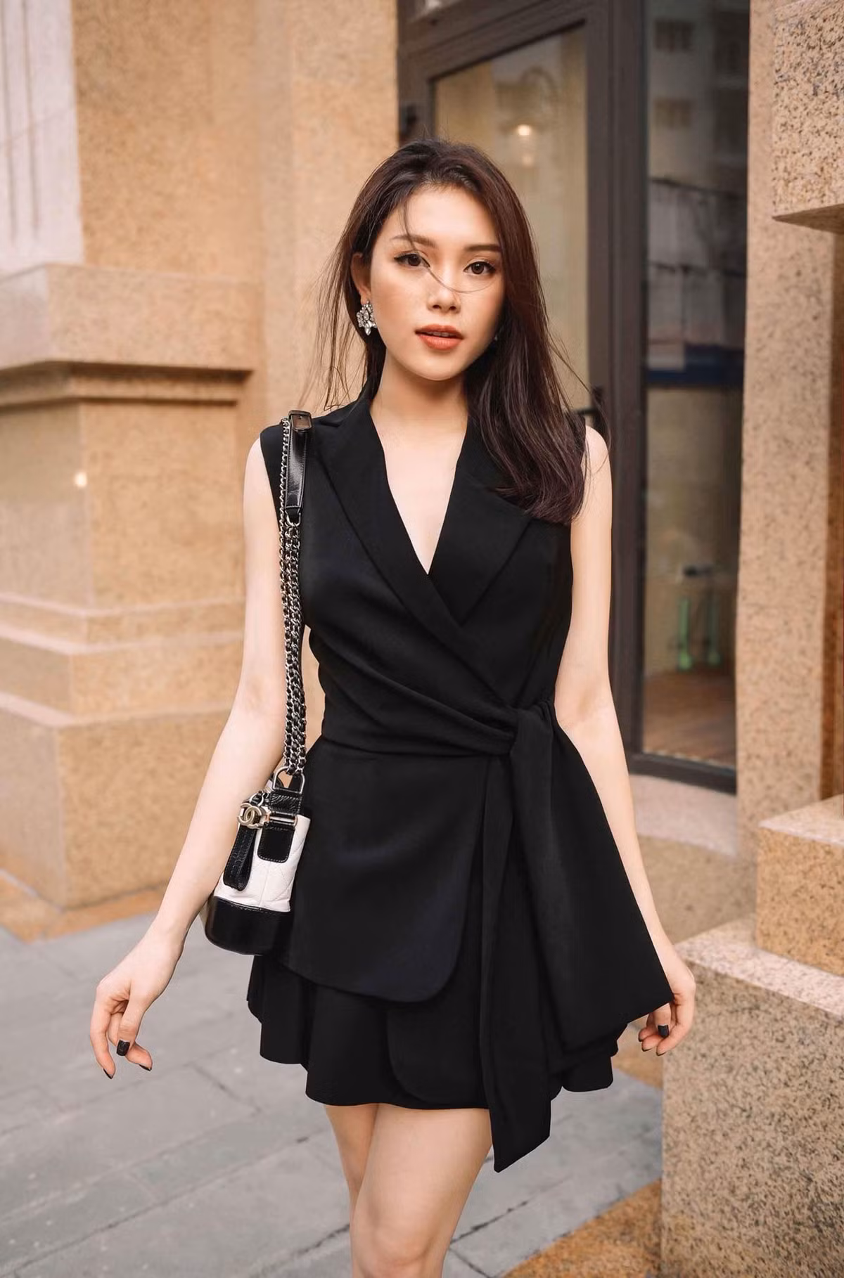 Linh Rin tên thật là Ngô Phương Linh, làm người mẫu ảnh sinh năm 1993. Sở hữu khuôn mặt xinh đẹp cùng body chuẩn mẫu 9x luôn được các nhãn hàng thời trang để mắt tới. Thân hình nuột nà của cô nàng khiến các đấng mày râu đổ gục ngay từ cái nhìn đầu tiên.