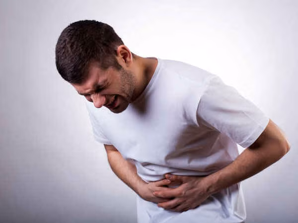 Đau bụng dưới. Một trong những triệu chứng khó ngờ khác của ung thư tinh hoàn là các cơn đau nhẹ liên tục ở vùng bụng dưới, nhiều quý ông thường nhầm tưởng triệu chứng này với các chứng bệnh dạ dày.