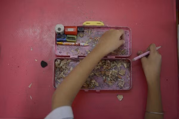 Dù sống với bố mẹ hay ở trong một gia đình ly tán, thì điểm chung của học sinh ở trung tâm là quá nghèo.
