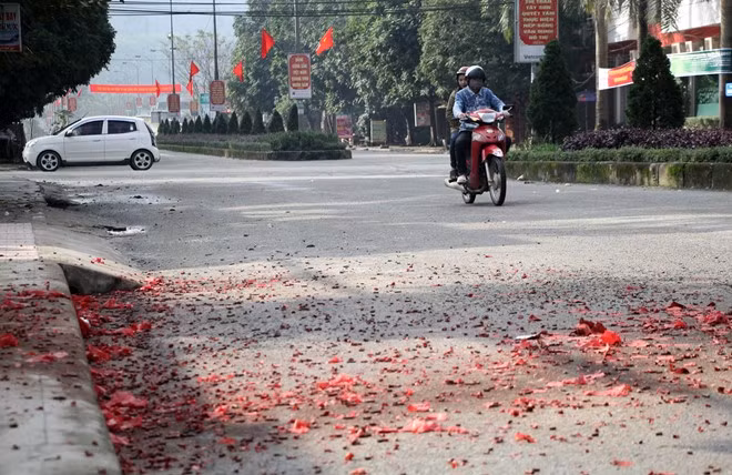 Người dân cho biết mỗi dây pháo dài khoảng 2 m có giá trị hơn 1 triệu đồng. Nhiều nhà ở trị trấn Tây Sơn bỏ ra vài chục triệu mua pháo là bình thường.