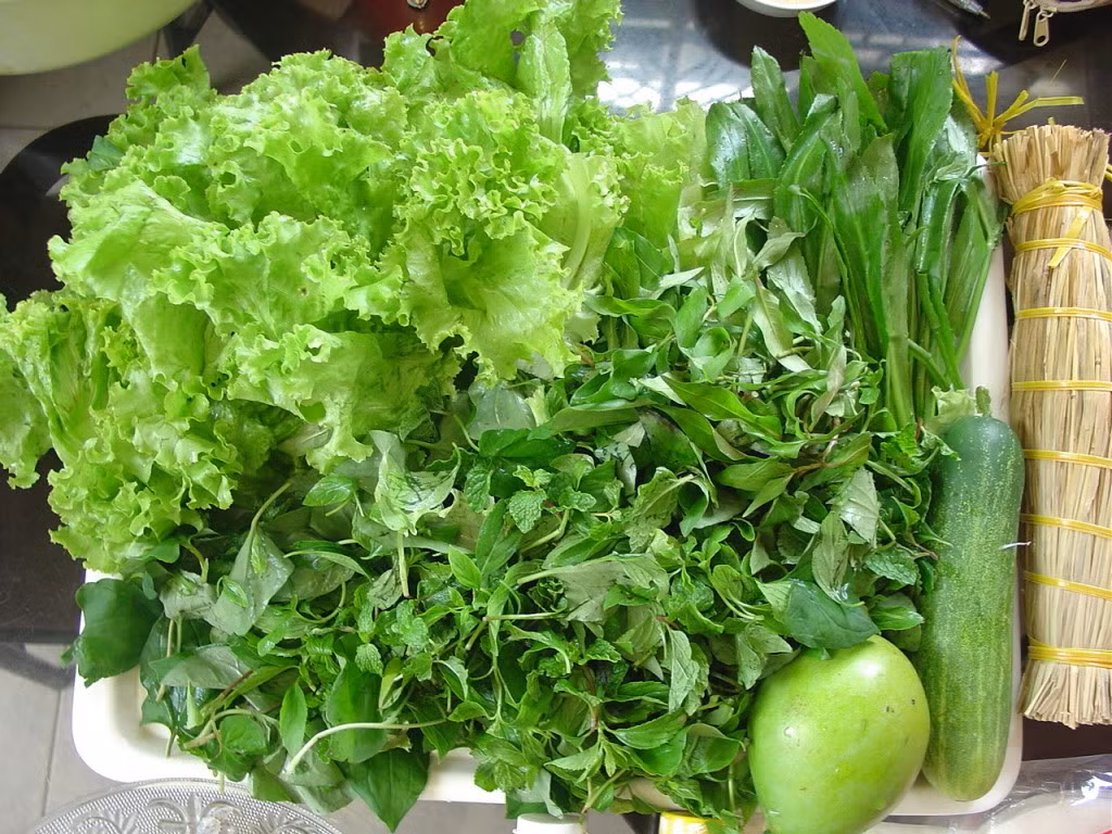 Rau sống. Rau sống là món ăn rất tốt cho sức khỏe bởi chúng chứa vitamin C, A, E, chất khoáng tuy nhiên, cần lưu ý khi ăn các loại rau sống bởi chúng tiềm ẩn không ít nguy hiểm. Khi ăn rau sống cần lưu ý chế nhặt và rửa, ngâm muối sạch sẽ, tránh nguy cơ bị nhiễm giun sán hoặc các ký sinh trùng. Ảnh: Laodong.com.vn