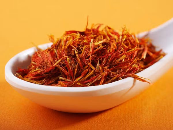 Nghệ tây. Một trong những bài thuốc dân gian trị chứng đau nửa đầu khác là dùng nghệ tây. Trộn một nhúm nhỏ bột nghệ tây với một thìa bơ sữa trâu lỏng. Dùng hỗn hợp này tra mũi vào sáng sớm, trước khi ăn. Sau 20 phút mới rửa đi. Áp dụng biện pháp này trong 2 tuần để giảm chứng đau nửa đầu hiệu quả.
