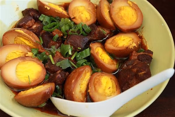 Thịt kho là thịt ba rọi thái miếng to cỡ 3 ngón tay ướp với các gia vị là nước mắm, đường, hành tỏi, ớt…Thịt được nấu sôi với nước dừa xiêm thì cho trứng đã luộc chín vào kho chung, ninh đến khi thịt mềm, nước trong nồi có màu cánh gián là được. Món thịt kho này được ăn kèm với cơm trắng và dưa giá sẽ thật là tuyệt.