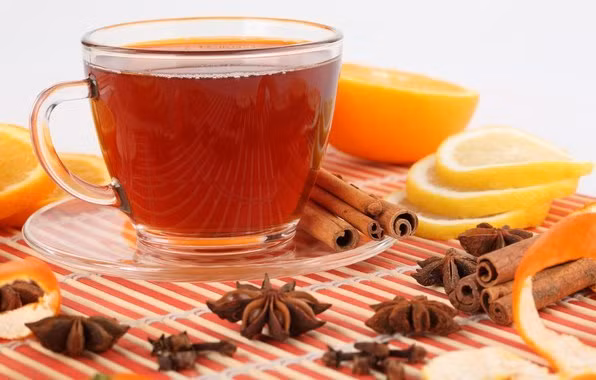 Trà hoa hồi. Thuộc tính của cây hoa hồi chính là chống đầy hơi và cải thiện hệ tiêu hóa. Vì vậy, chúng cũng có tác dụng chống viêm và giảm thiểu đầy hơi. Trà hoa hồi chính là phương thuốc đặc biệt được các chuyên gia gợi ý cho bạn. Thành phần: 2 hoa hồi, 1 cốc nước (250ml). Cách làm: Đun hoa hồi trong nước sôi. Đặt lửa vừa và đun trong khoảng một vài phút, bắc ra để nguội. Uống 2 cốc đầy mỗi ngày.